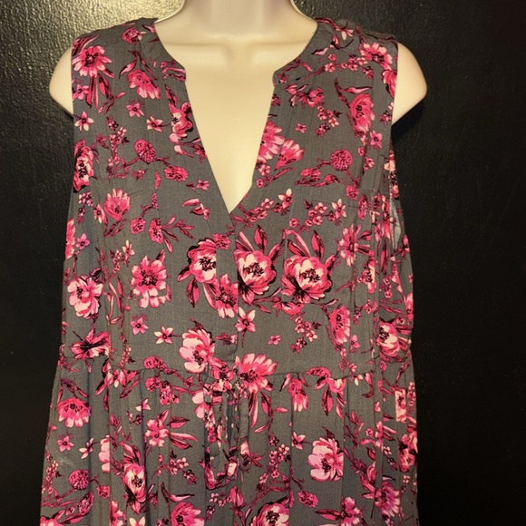 Torrid grey and pink floral hi low blouse sz 00. - Picture 6 of 15